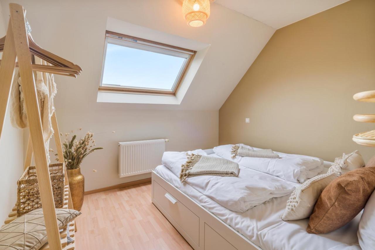 Aude De - Near The With Free Garagebox